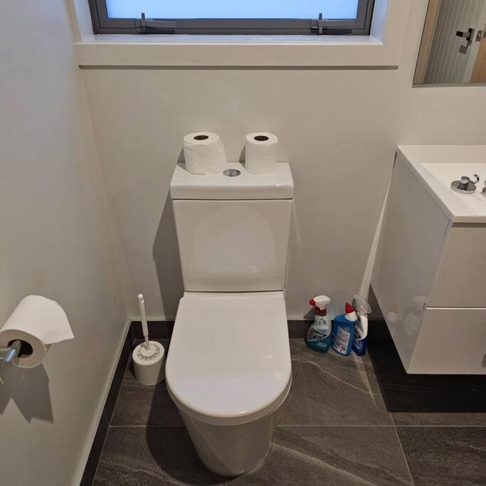 Entire House - Brand New 2 Bedroom House Lower Hutt Esterno foto